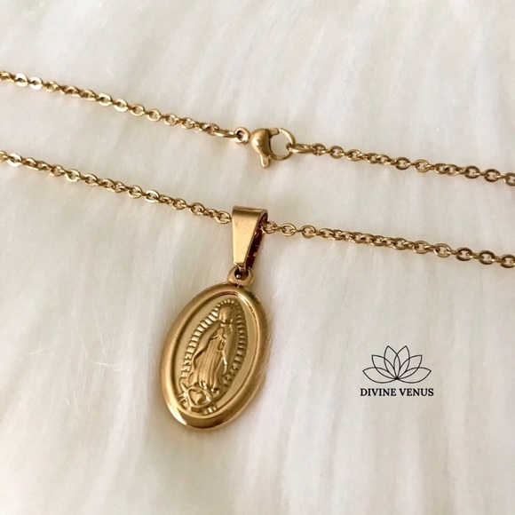 Virgin Mary Oval Pendant Necklace - Picture 5 of 8